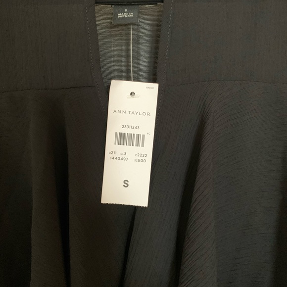 Ann Taylor flow top - Picture 2 of 6